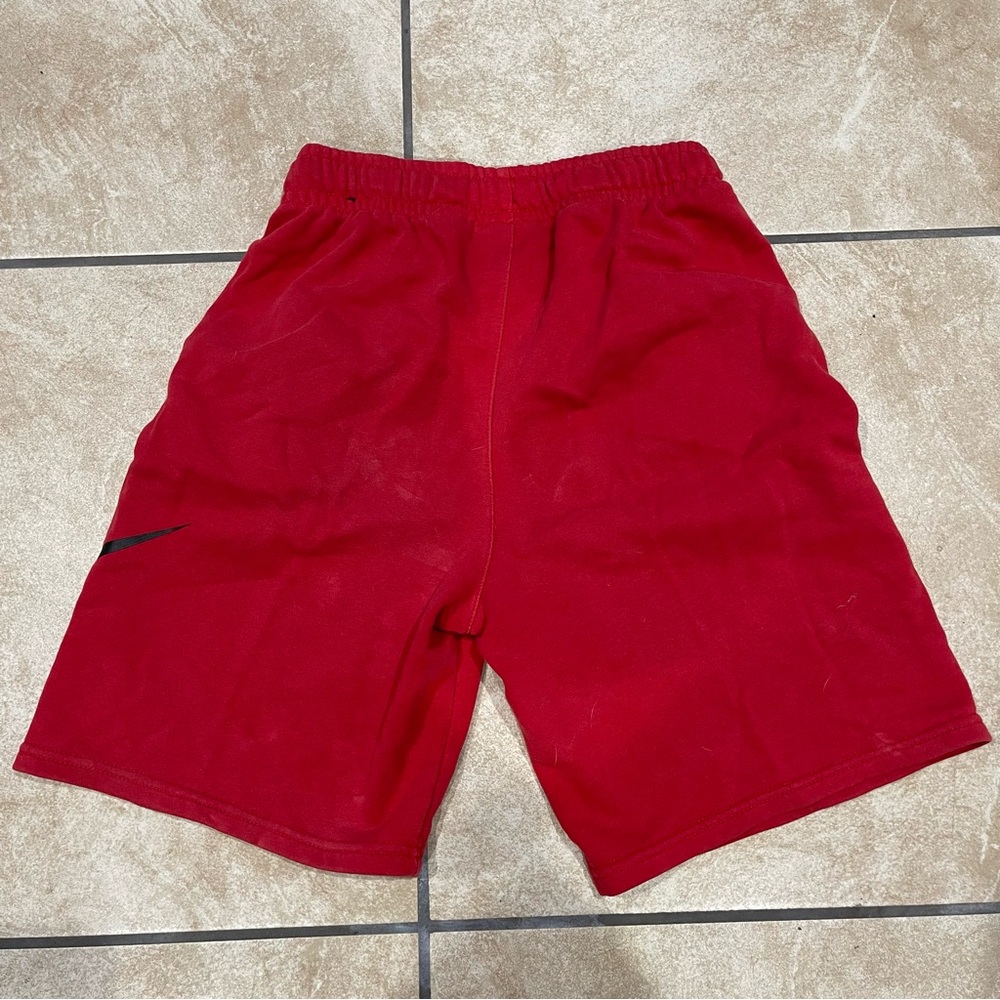 Nike Red Shorts Kids - Size XL (Boys) - Picture 2 of 3